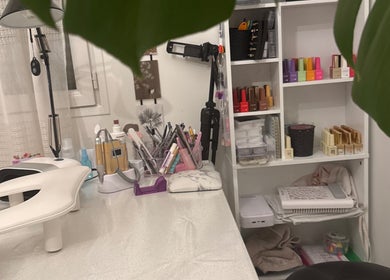 Coin beauté chez Maeva Paillettes, Hénin-Beaumont, Hauts-de-France, FR avec outils et produits bien organisés.