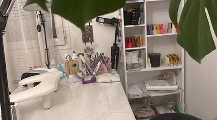 Coin beauté chez Maeva Paillettes, Hénin-Beaumont, Hauts-de-France, FR avec outils et produits bien organisés.