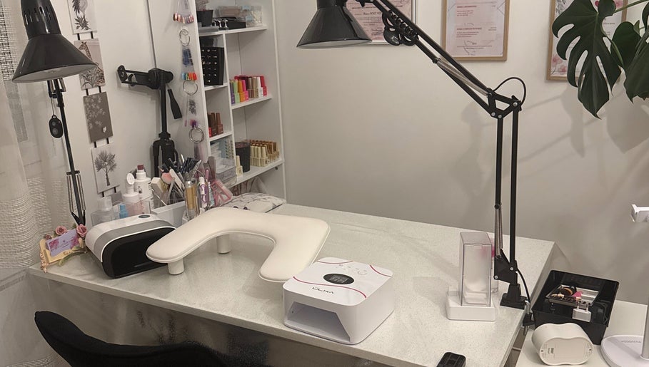 Espace manucure raffiné chez Maeva Paillettes à Hénin-beaumont, Hauts-de-france, FR, dédié au soin des ongles.