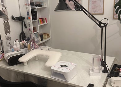 Espace manucure raffiné chez Maeva Paillettes à Hénin-beaumont, Hauts-de-france, FR, dédié au soin des ongles.