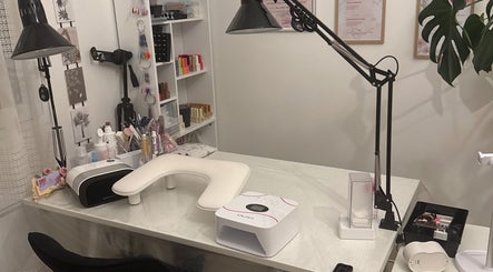 Espace manucure raffiné chez Maeva Paillettes à Hénin-beaumont, Hauts-de-france, FR, dédié au soin des ongles.