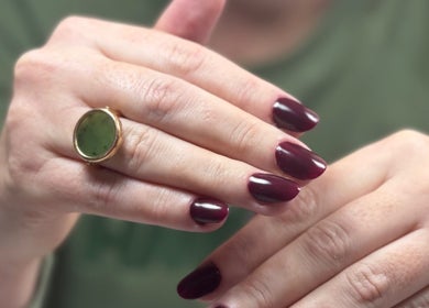 Manucure élégante avec vernis sombre à Maeva Paillettes, Hénin-Beaumont, Hauts-de-France, FR.