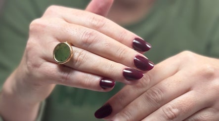 Manucure élégante avec vernis sombre à Maeva Paillettes, Hénin-Beaumont, Hauts-de-France, FR.