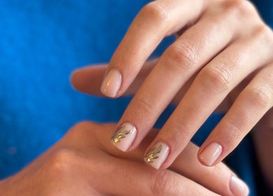 Manucure artistique chez Maeva Paillettes, Hénin-Beaumont, Hauts-de-France, FR. Ongles élégants avec motifs dorés.