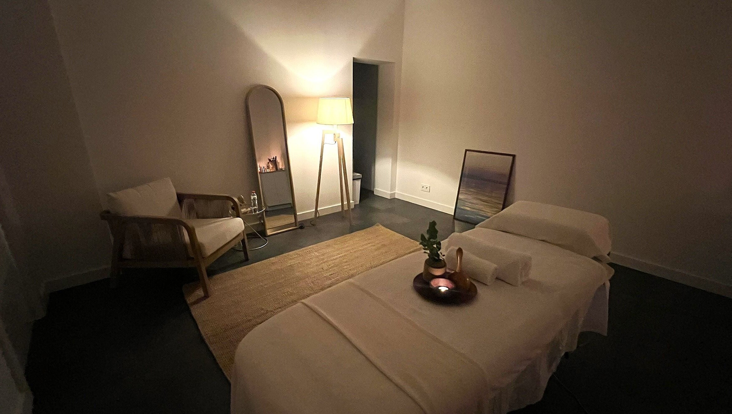 Sala de masajes acogedora en Maria Clara Terapias Manuales by Brasil, Barcelona, Catalunya, ES.