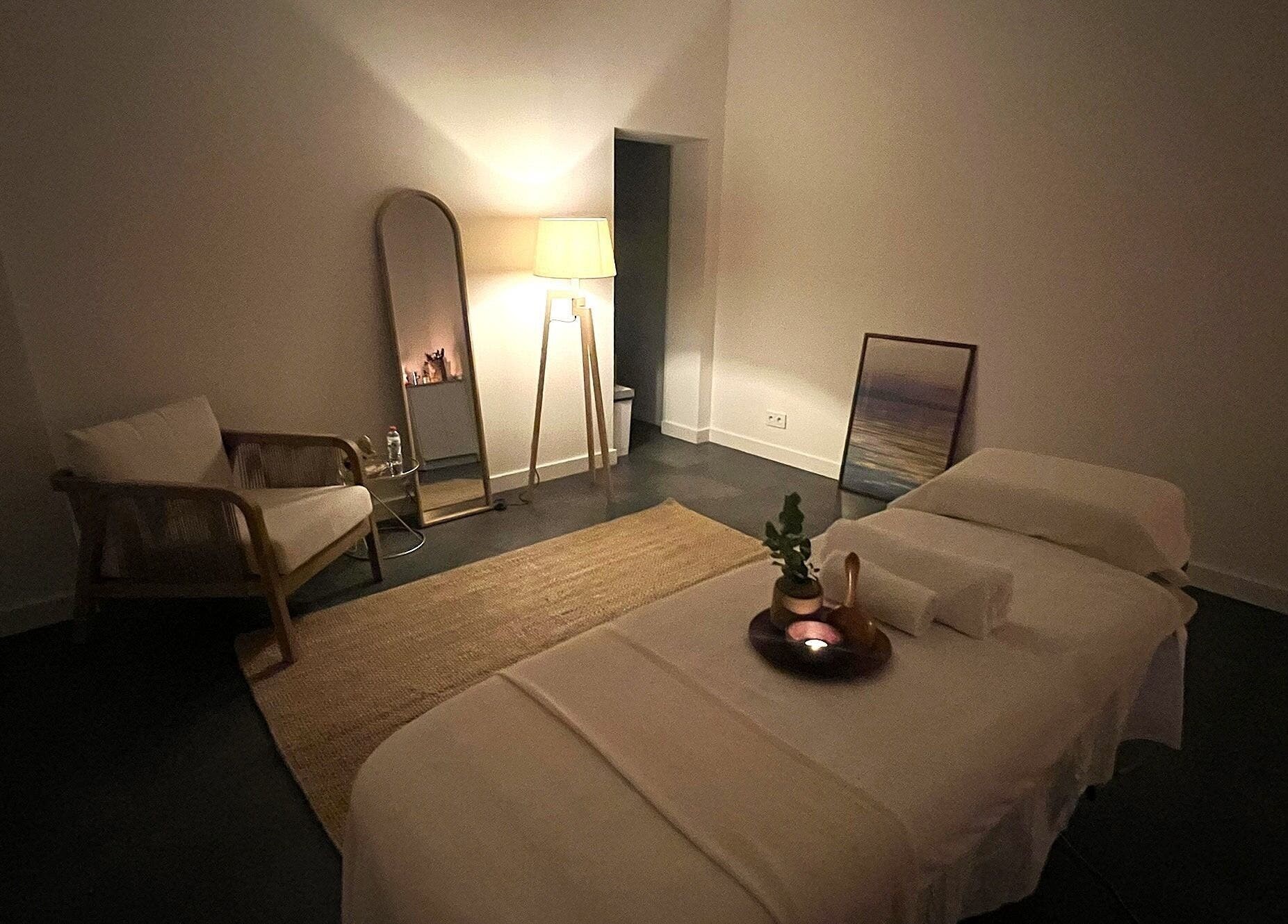 Sala de masajes acogedora en Maria Clara Terapias Manuales by Brasil, Barcelona, Catalunya, ES.