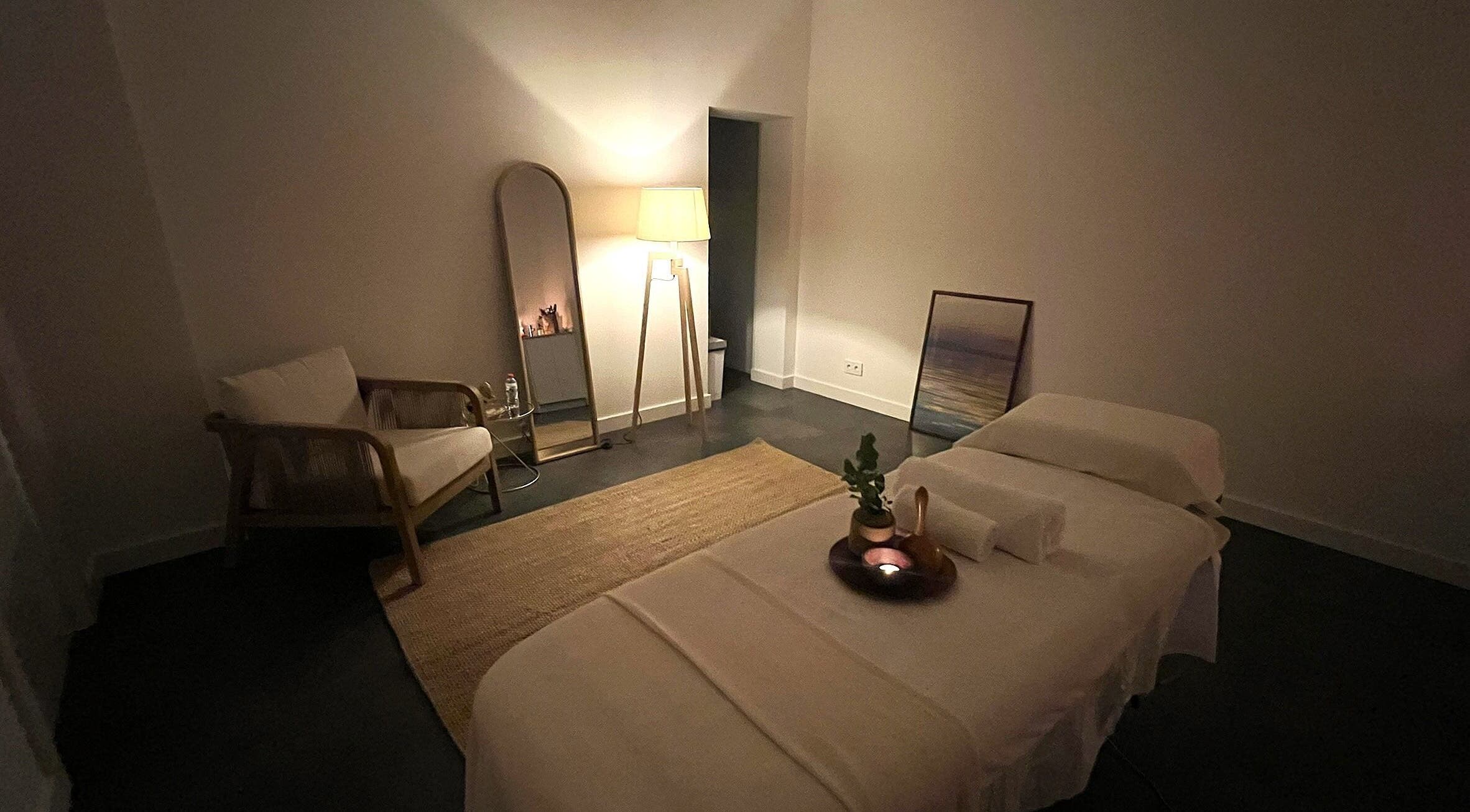 Sala de masajes acogedora en Maria Clara Terapias Manuales by Brasil, Barcelona, Catalunya, ES.