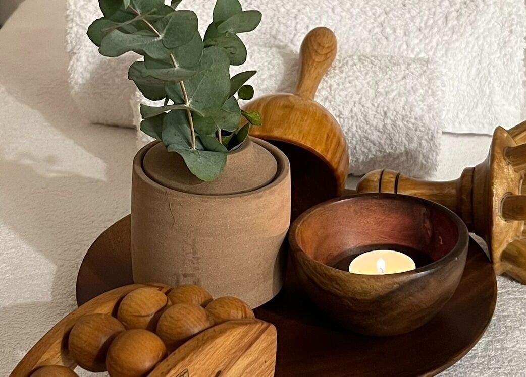 Decoración rústica en Maria Clara Terapias Manuales by Brasil, Barcelona, Catalunya, con vela y eucalipto.