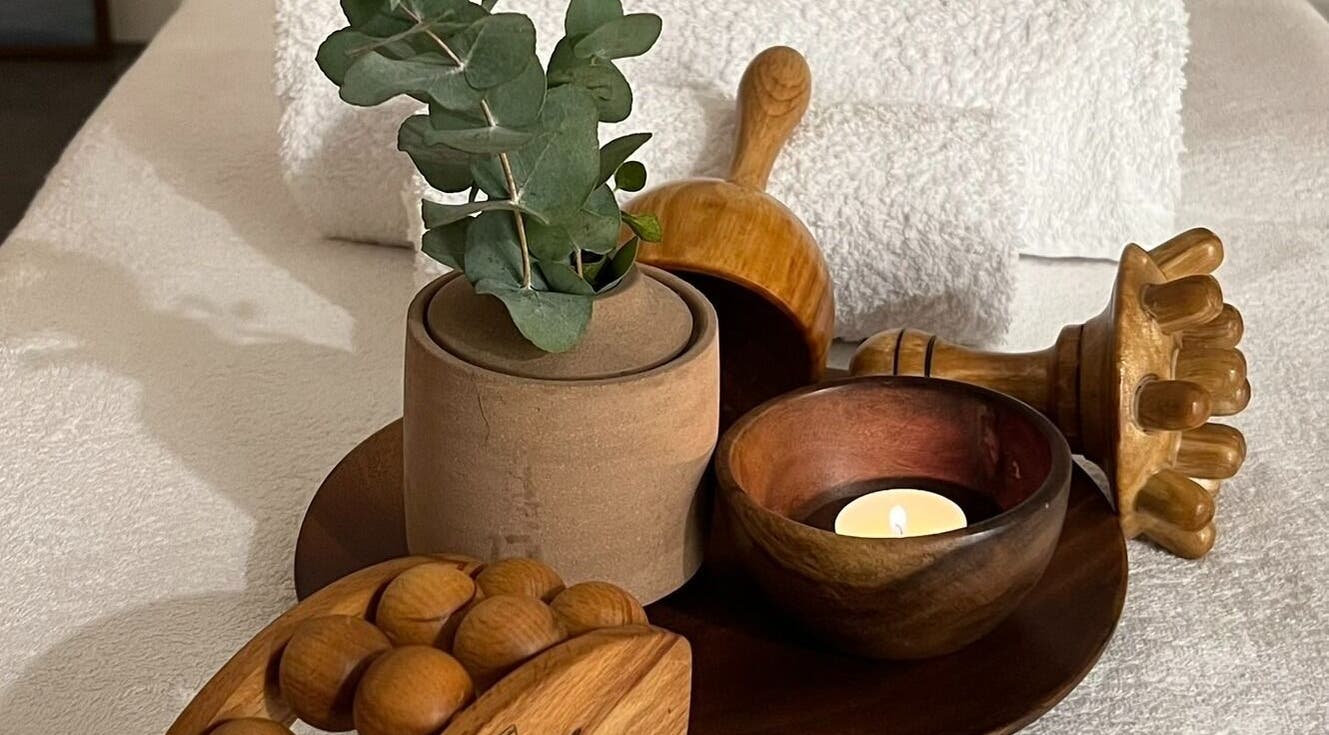 Decoración rústica en Maria Clara Terapias Manuales by Brasil, Barcelona, Catalunya, con vela y eucalipto.