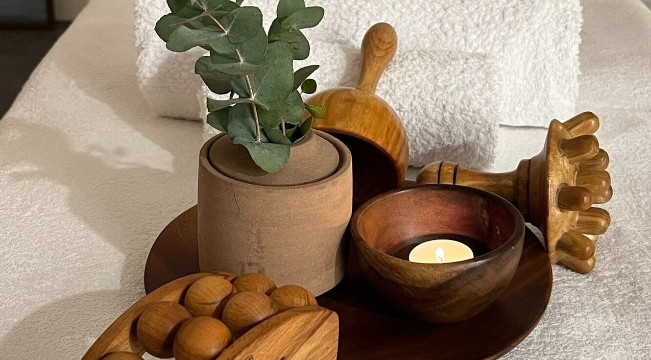 Decoración rústica en Maria Clara Terapias Manuales by Brasil, Barcelona, Catalunya, con vela y eucalipto.