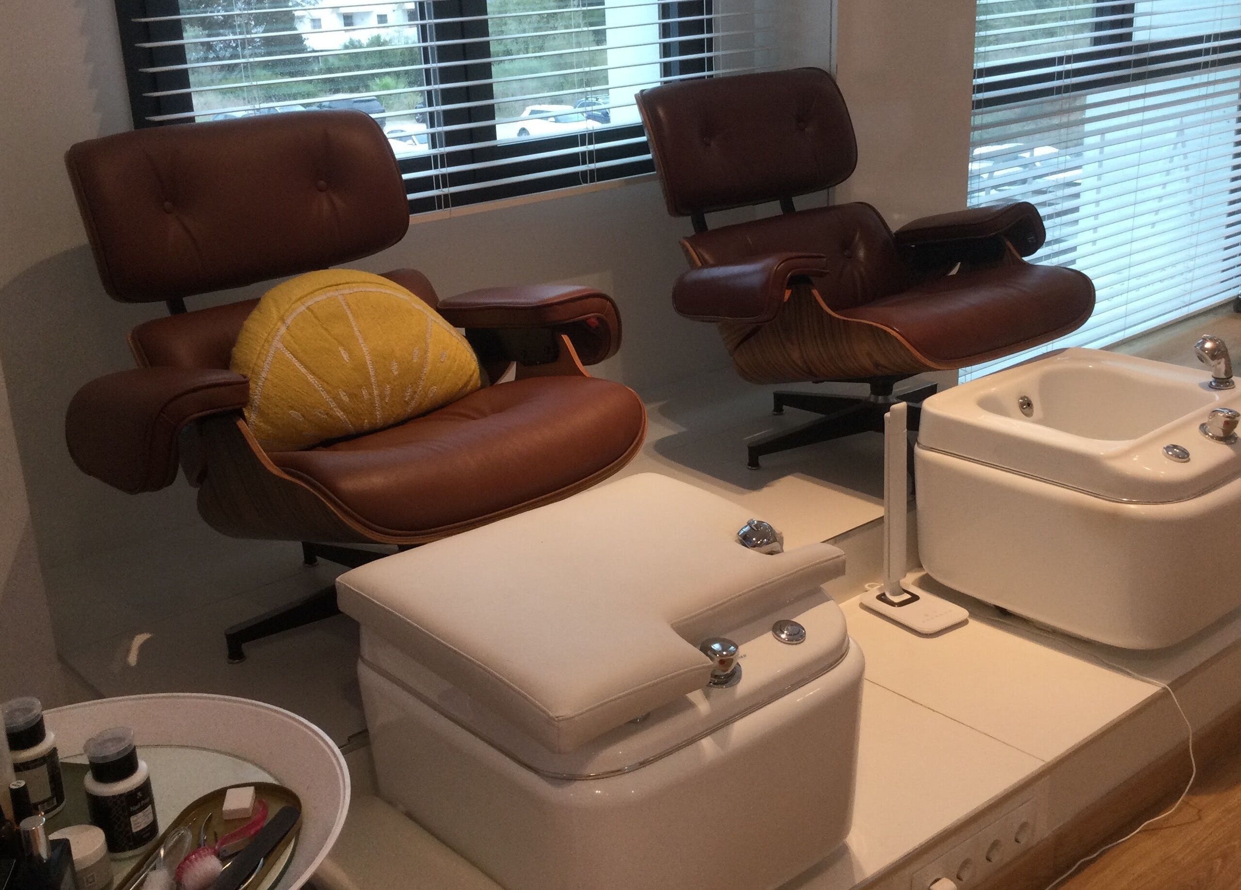 Pedicure chairs and foot bath at Sabrina’s Bellas, Calahonda, Andalucía, ES.