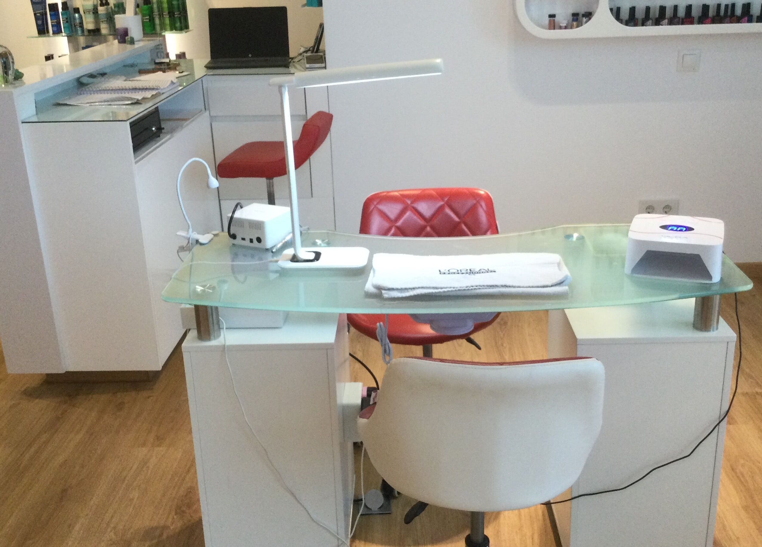 Sabrina’s Bellas stylish nail station in Calahonda, Andalucía, ES with modern equipment and red seating.