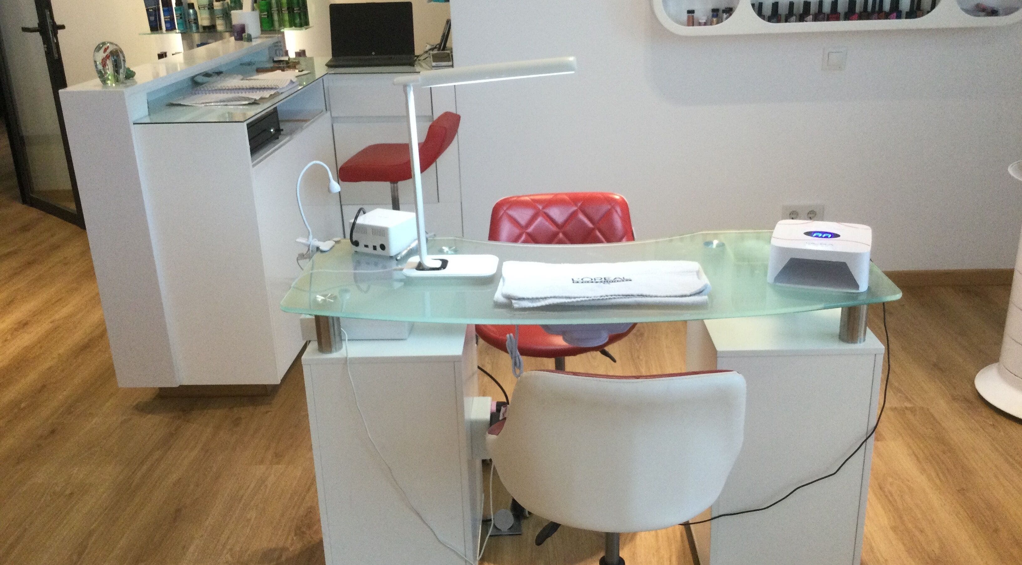 Sabrina’s Bellas stylish nail station in Calahonda, Andalucía, ES with modern equipment and red seating.