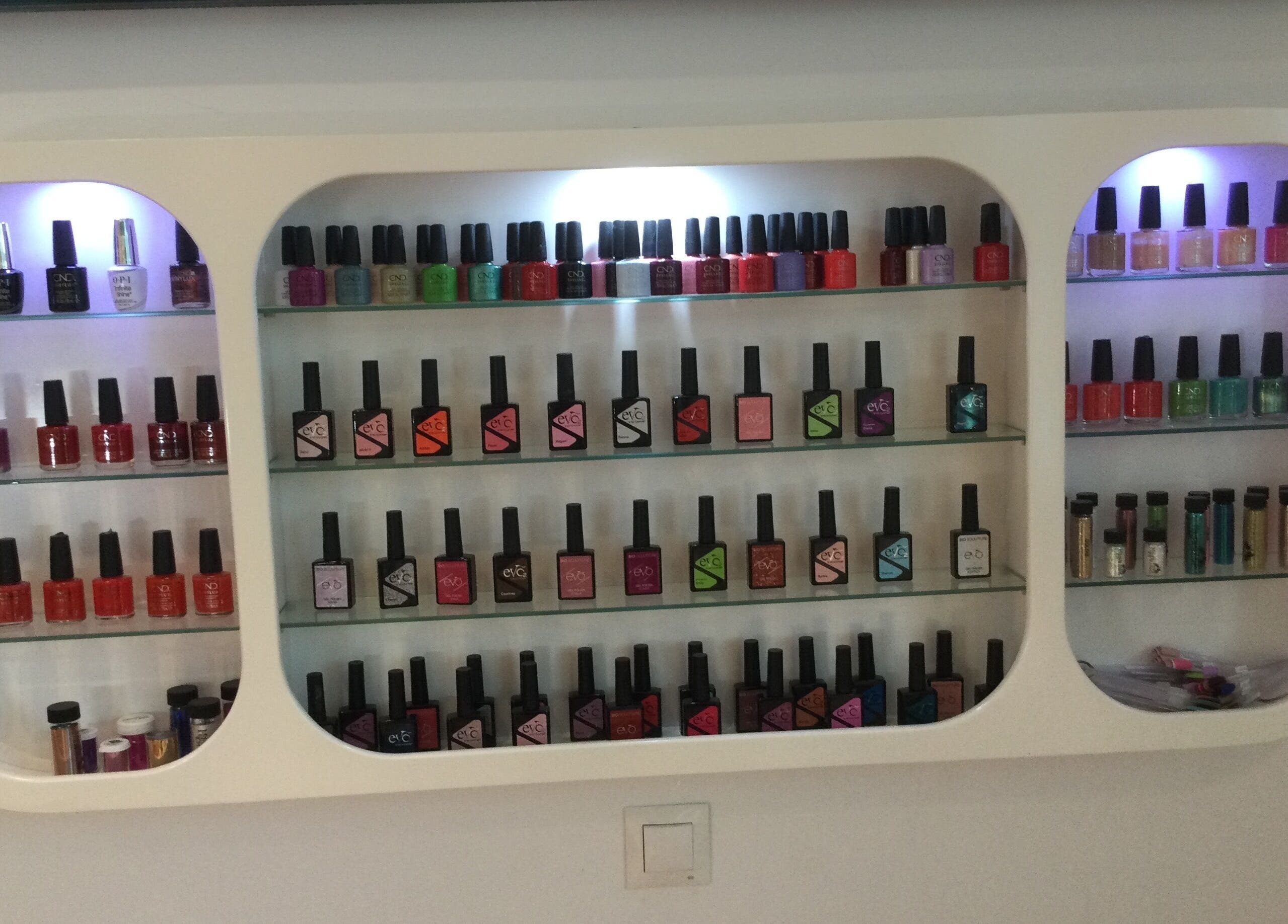 Variety of nail polishes at Sabrina’s Bellas, Calahonda, Andalucía, ES offers diverse manicure options.