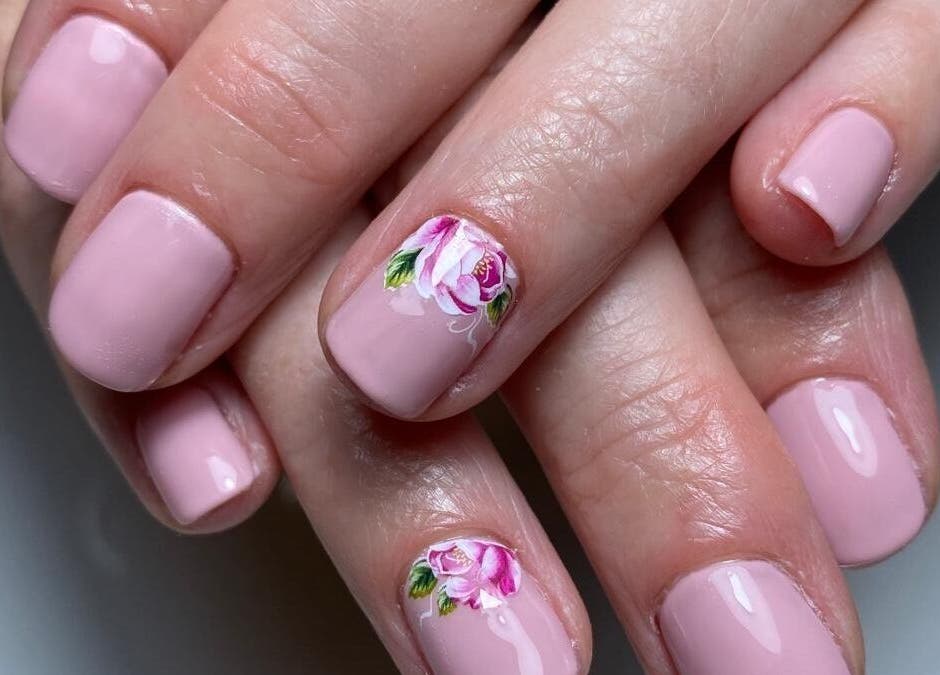 Beautiful pink nails with floral art at Sabrina’s Bellas, Calahonda, Andalucía, ES.