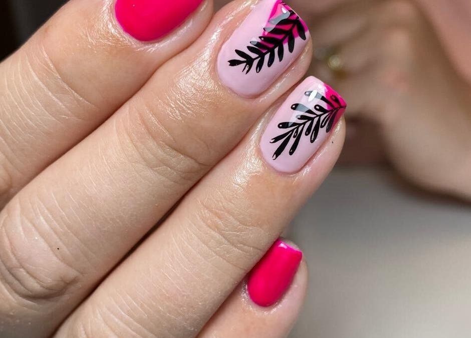 Tropical nail art design at Sabrina’s Bellas, Calahonda, Andalucía, ES.