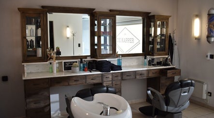 Interieur van De Kapper Elewijt met modern kapsalonmeubilair in Zemst, Vlaanderen, BE.