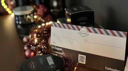 Cadeaubon van De Kapper Elewijt, gelegen in Zemst, Vlaanderen, BE, versierd met feestelijke accenten.