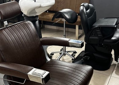 Moderne kappersstoelen bij De Kapper Elewijt, Zemst, Vlaanderen, BE. Bekijk onze luxe comfort.