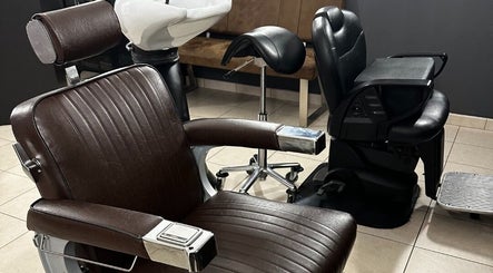 Moderne kappersstoelen bij De Kapper Elewijt, Zemst, Vlaanderen, BE. Bekijk onze luxe comfort.