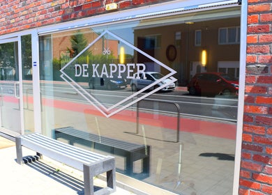 Buitenaanzicht van De Kapper Elewijt met moderne glazen gevel in Zemst, Vlaanderen, BE.