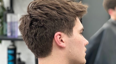 Nowoczesna fryzura męska w STEEZY Barber Shop Wrocław. Znajduje się na Wrocław, Województwo Dolnośląskie, PL.