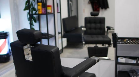 Nowoczesne wnętrze STEEZY Barber Shop Wrocław, elegancki fotel fryzjerski. Lokalizacja: Wrocław, Województwo Dolnośląskie, PL.