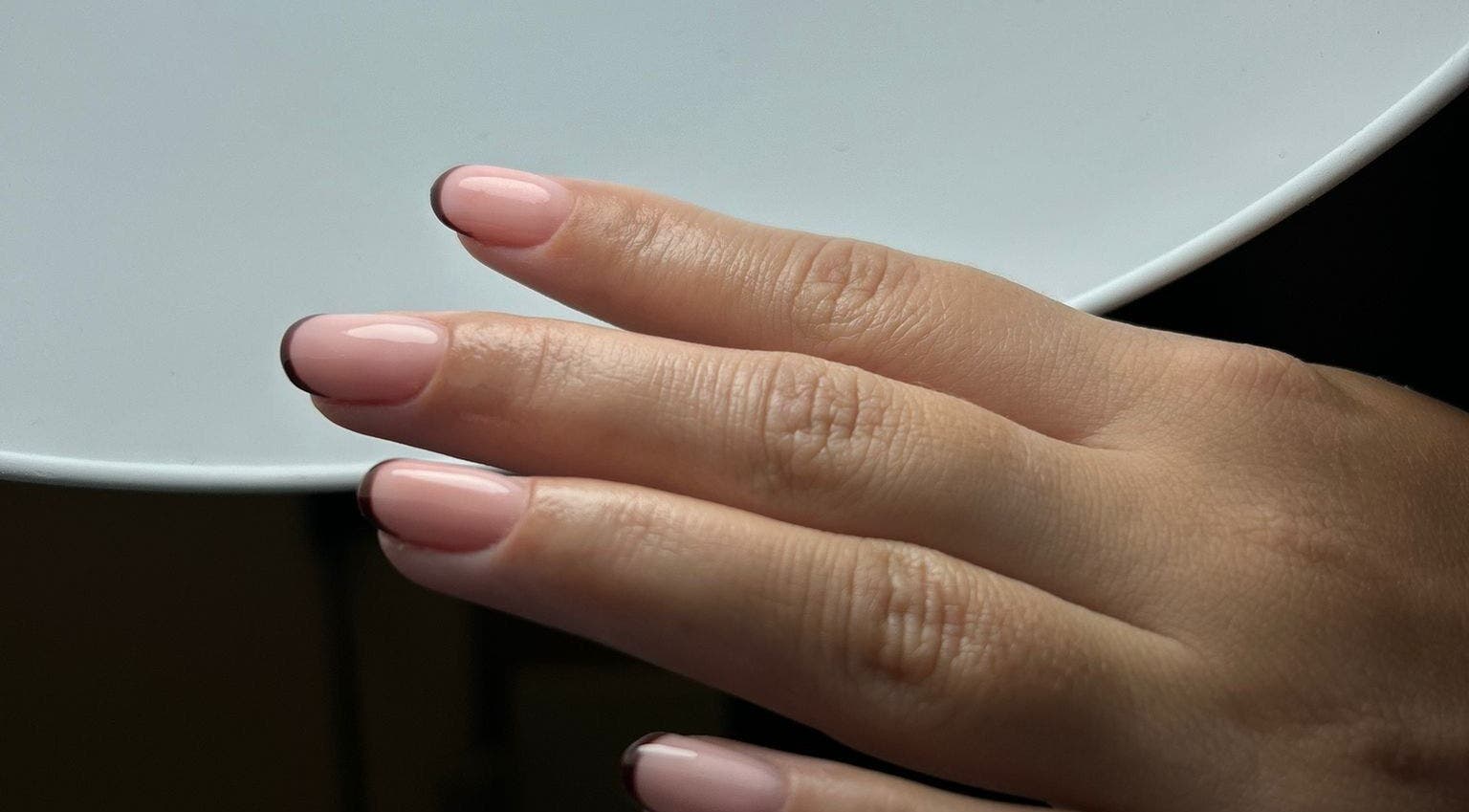 Perfecte manicure met nude nagellak bij Bynojo, Wijk Bij Duurstede, Utrecht, NL.