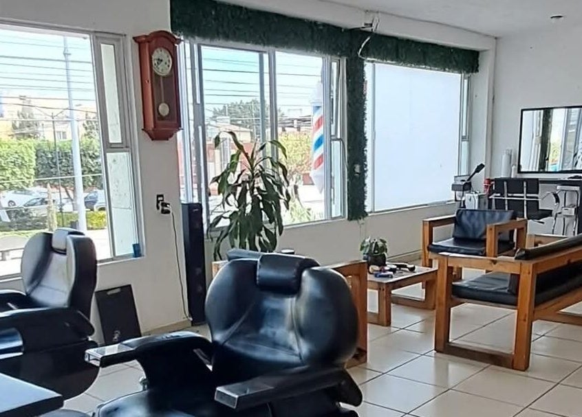 Interior de Hair cuts studio en Pedro Escobedo, Querétaro, MX con sillas de peluquero elegantes.