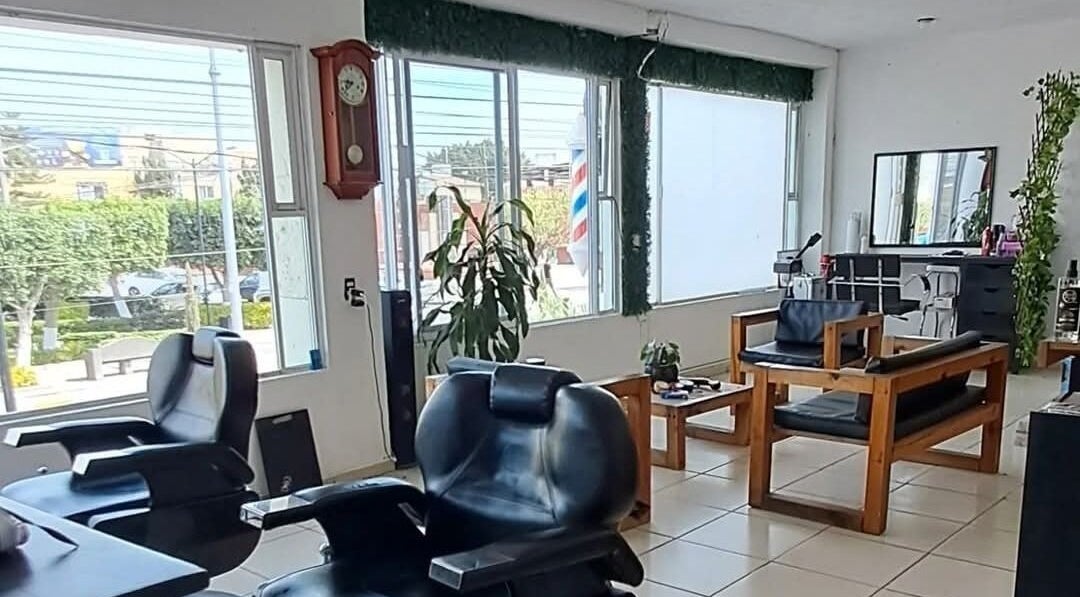 Interior de Hair cuts studio en Pedro Escobedo, Querétaro, MX con sillas de peluquero elegantes.