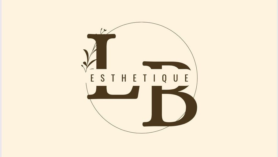 Logo de LB Esthétique à Rouyn-Noranda, Québec, CA avec des lettres stylisées et élégantes.