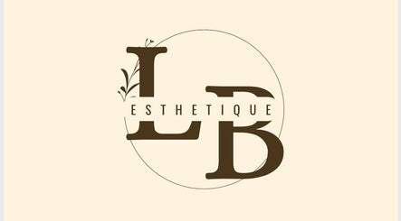 Logo de LB Esthétique à Rouyn-Noranda, Québec, CA avec des lettres stylisées et élégantes.