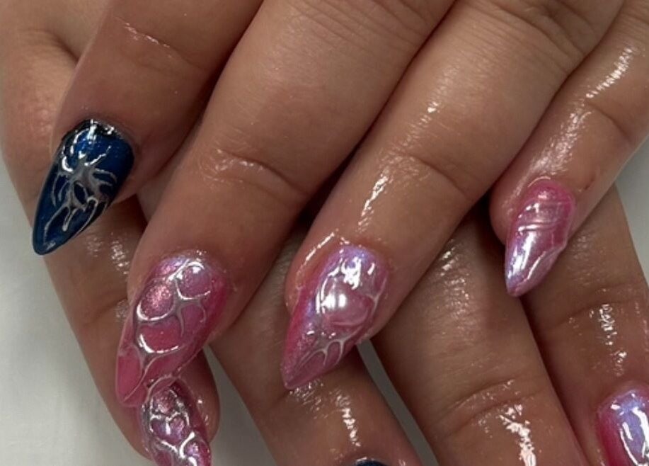 Nail art brillant réalisé chez LB Esthétique à Rouyn-noranda, Québec, CA, démontrant des couleurs vibrantes.
