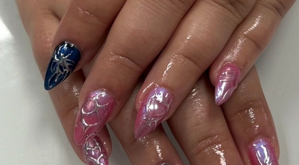 Nail art brillant réalisé chez LB Esthétique à Rouyn-noranda, Québec, CA, démontrant des couleurs vibrantes.