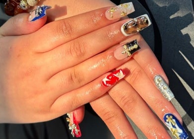 Manucure artistique à LB Esthétique, Rouyn-noranda, Québec, CA, avec des motifs et bijoux brillants.