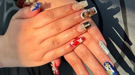 Manucure artistique à LB Esthétique, Rouyn-noranda, Québec, CA, avec des motifs et bijoux brillants.