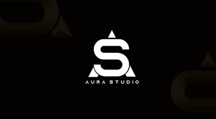 Logotipo blanco de A U R A - S T U D I O en Soacha, Cundinamarca, CO sobre fondo negro.