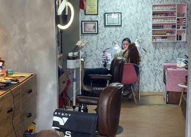 Interior de A U R A - S T U D I O en Soacha, Cundinamarca, CO, con una clienta recibiendo servicio de manicura.