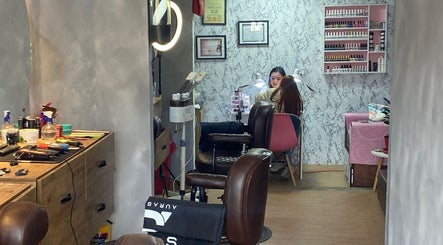 Interior de A U R A - S T U D I O en Soacha, Cundinamarca, CO, con una clienta recibiendo servicio de manicura.