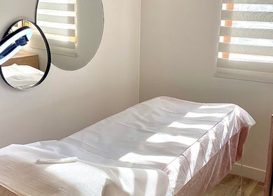 Cabine lumineuse chez ELEGANTIA Maquillage Permanent à Le Cannet, Provence-alpes-côte D'azur, FR.