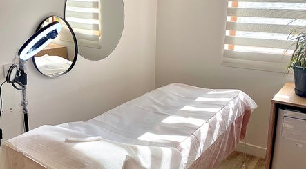 Cabine lumineuse chez ELEGANTIA Maquillage Permanent à Le Cannet, Provence-alpes-côte D'azur, FR.