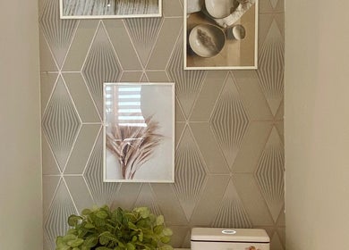 Mur décoratif avec œuvres d'art et plantes, ELEGANTIA Maquillage Permanent, Le Cannet, Provence-alpes-côte D'azur, FR.