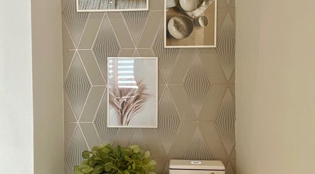 Mur décoratif avec œuvres d'art et plantes, ELEGANTIA Maquillage Permanent, Le Cannet, Provence-alpes-côte D'azur, FR.