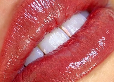 Lèvres rouges vibrantes avec maquillage permanent à ELEGANTIA Maquillage Permanent, Le Cannet, Provence-alpes-côte D'azur, FR.
