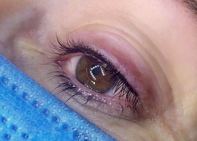 Primo plano d'un œil maquillé à ELEGANTIA Maquillage Permanent, Le Cannet, Provence-alpes-côte D'azur, FR.