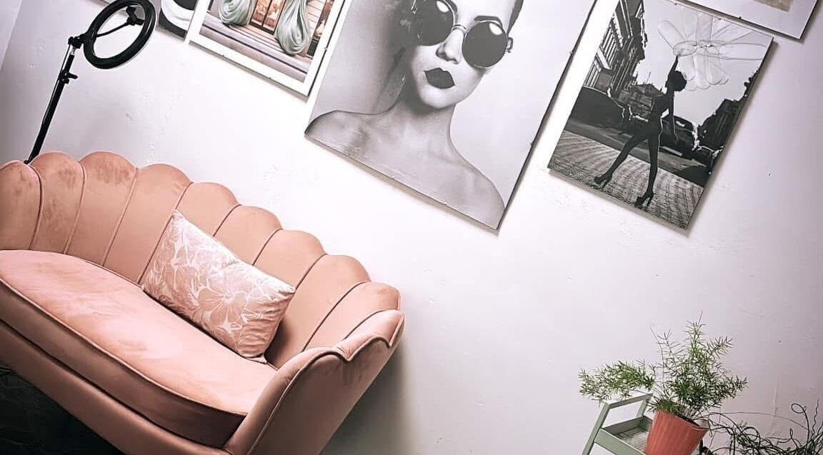 Intérieur stylisé du salon ELEGANTIA Maquillage Permanent Cannes à Le Cannet, Provence-alpes-côte D'azur, FR.