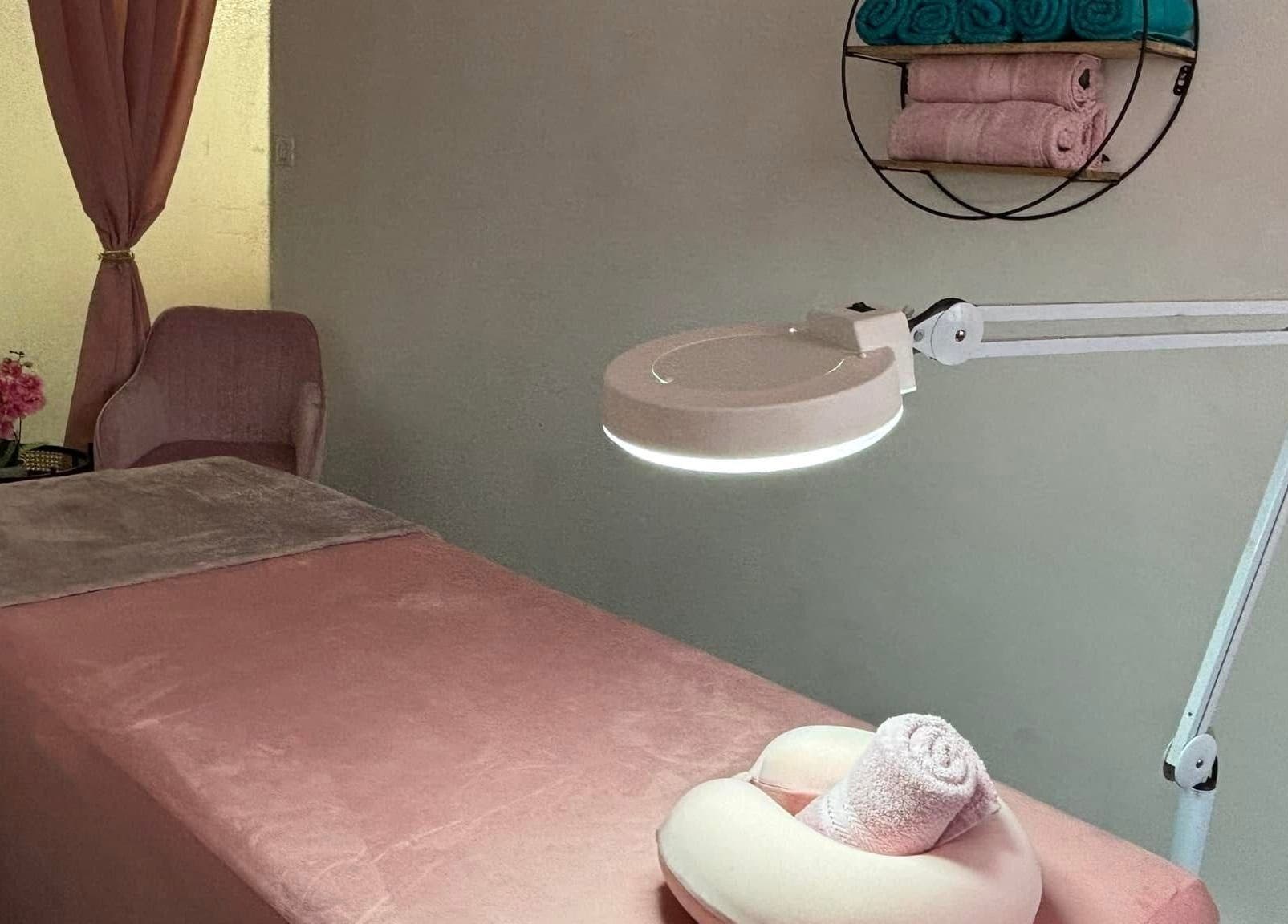 Salle de soin apaisante chez ELEGANTIA Maquillage Permanent Cannes, Le Cannet, Provence-alpes-côte D'azur, FR.