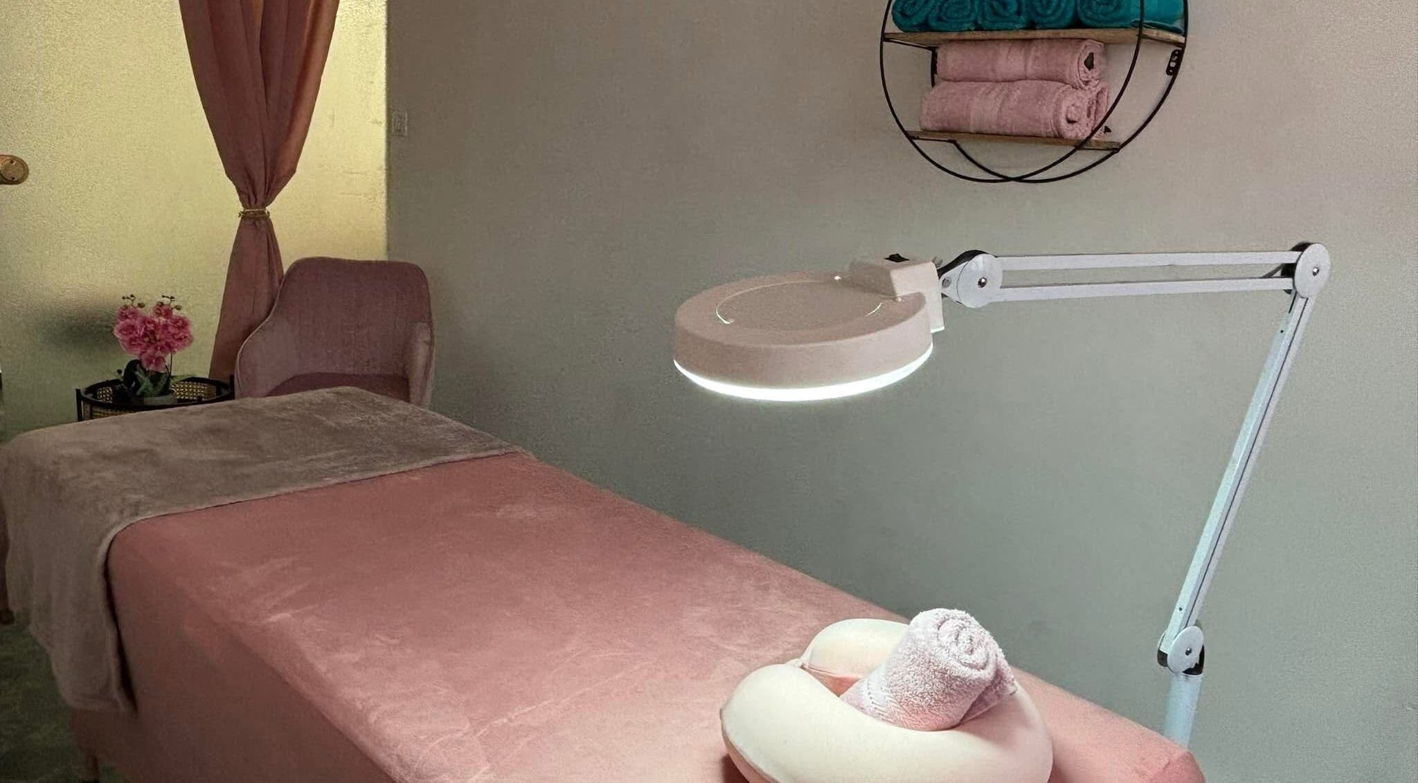 Salle de soin apaisante chez ELEGANTIA Maquillage Permanent Cannes, Le Cannet, Provence-alpes-côte D'azur, FR.