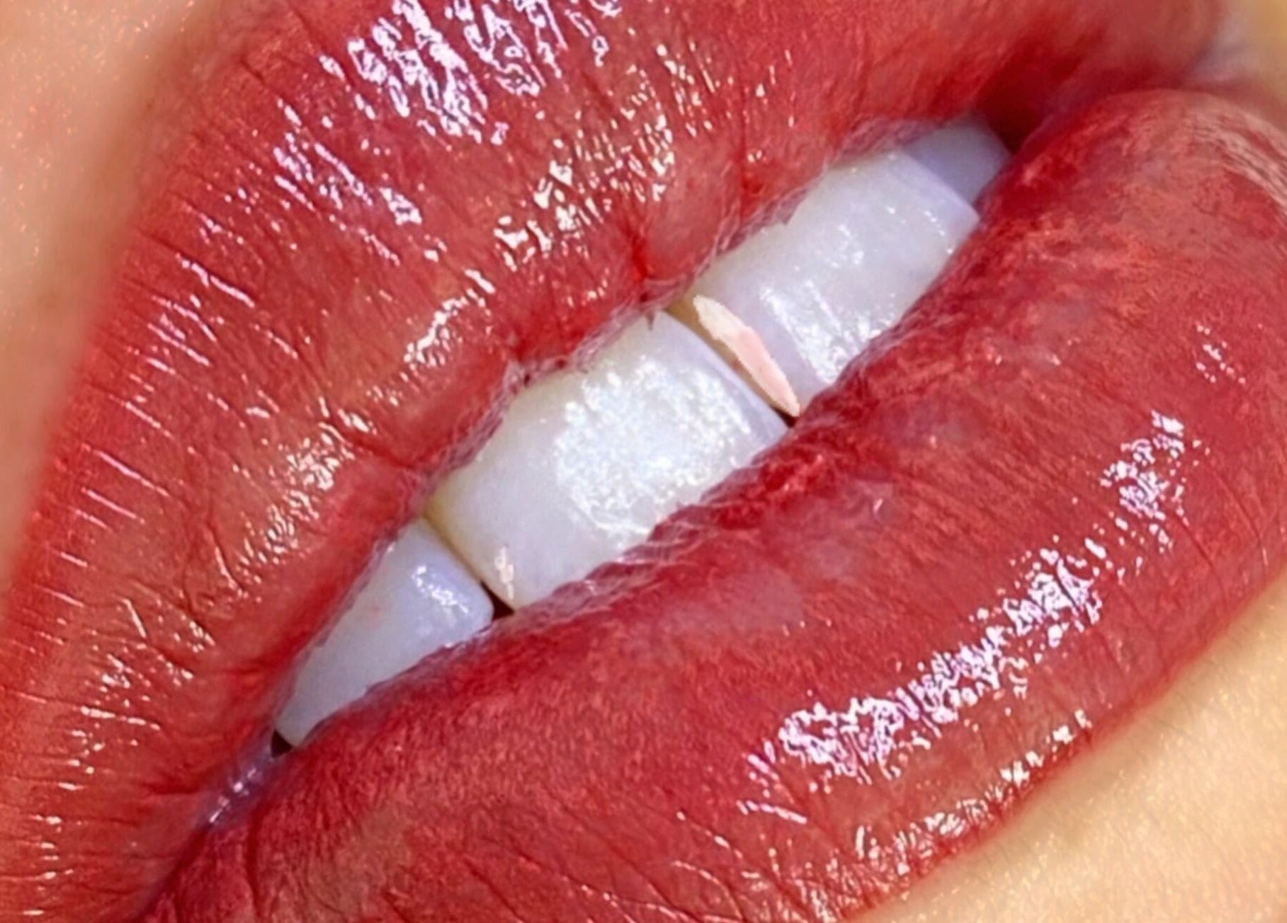 Zoom lèvres avec rouge à lèvres brillant à ELEGANTIA Maquillage Permanent Cannes, Le Cannet, Provence-alpes-côte D'azur, FR.