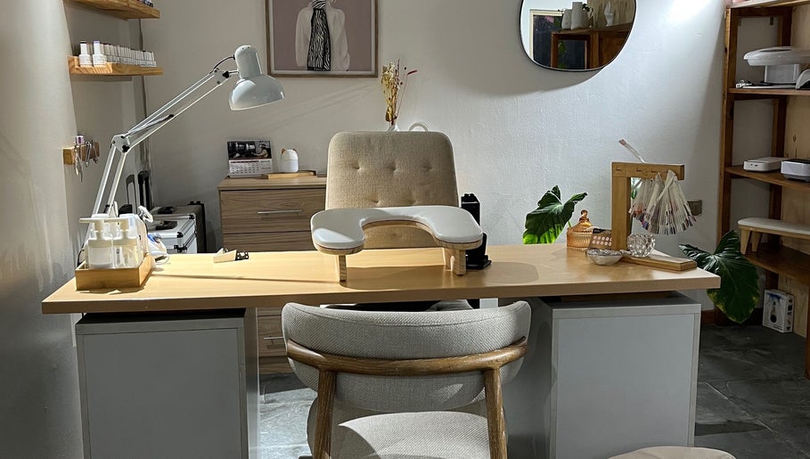 Elegant nail salon setup at Kleim.cl, Talagante, Región Metropolitana, CL, featuring modern decor and lighting.